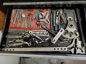 lot 759 image: Steering Wheel, Flywheel, Hub, and Axle Puller Sets