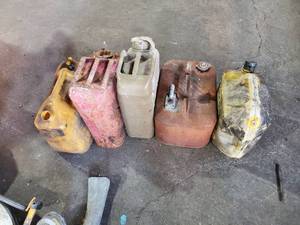 lot 786 image: Lot of 5 Fuel Cans