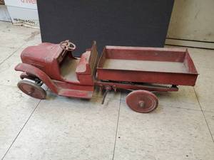 lot 855 image: Antique Toy Dump Truck