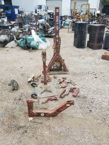 lot 983 image: Kansas Jack Power Post Frame Straightening Floor Equipment