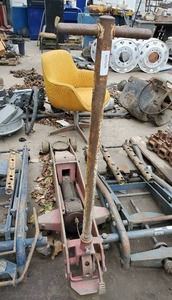 lot 994 image: 1 Heavy Duty Floor Jack