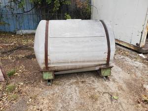 lot 1016 image: 500 Gallon Water Tank