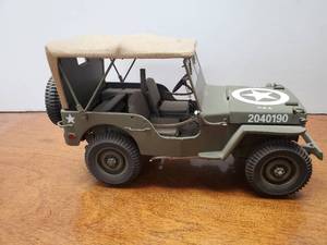 lot 922 image: The Danbury Mint Diecast 116 World War II Jeep