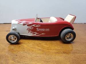 lot 924 image: Liberty Classics Diecast 125 1934 Ford Open Wheel Street Rod Coin Bank