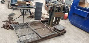 lot 1014 image: Heavy Duty Diesel Engine Stand - Rated at 3 Tons