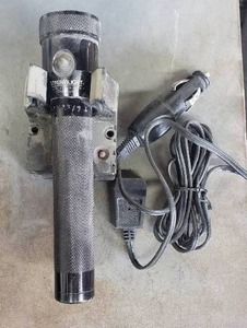 lot 811 image: Streamlight Stinger Flashlight w Battery, Docking Station & Charging Cord