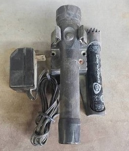 lot 813 image: Streamlight Polystinger LED Flashight w Battery, Docking Station & Power Cord