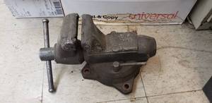 lot 835 image: 4 Bench Mounted Vise