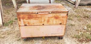 lot 1015 image: Tool Storage Chest