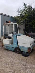 lot 1028 image: Tennant Ride-On Floor Scrubber