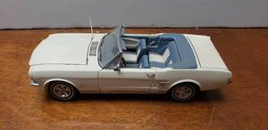 lot 905 image: The Danbury Mint Diecast 124 1966 Ford Mustang Convertible
