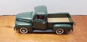 lot 909 image: The Danbury Mint Diecast 124 1951 Ford F-1 Pickup