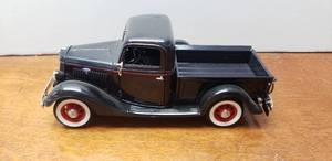 lot 912 image: The Danbury Mint Diecast 124 1935 Ford Pickup