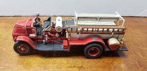 lot 914 image: The Danbury Mint Diecast 124 The 1926 Mack AC Rotary Pumper