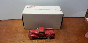 lot 915 image: The Danbury Mint Diecast 124 1937 Studebaker Pickup w Box