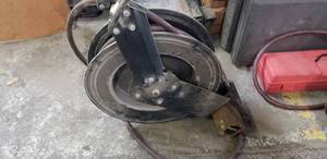 lot 1055 image: Retracting Hose Reel w 12 Air Hose & CeilingWall Mount