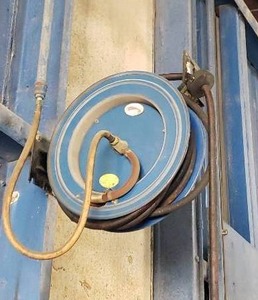 lot 1072 image: Retracting Hose Reel w 12 Air Hose & CeilingWall Mount