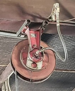 lot 1071 image: Reelcraft Retracting Hose Reel w 34 Oil Hose, Meter Gauge Gun & CeilingWall Mount