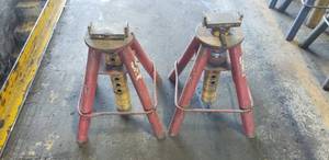 lot 83 image: Pair of Snap-On YA-522 10-Ton Adjustable Jack Stands