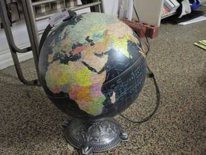 lot 92 image: WORKING LIGHT UP GLOBE