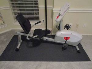 lot 4 image: SCHWINN A20 RECUMBENT EXCERSISE BIKE WITH USERS MANUAL, WORKING