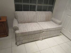 lot 8 image: PIGEONS HOME FURNISHINGS PULL OUT SLEEPER SOFA, GREAT CONDITION