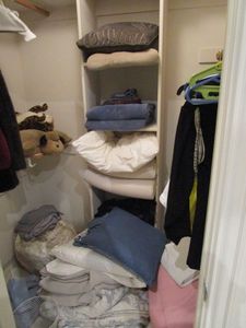 lot 16 image: CONTENTS OF CLOSET, BLANKETS, PILLOWS, BED SETS, TOMMY HILFIGER, PALAISE ROYAL HOTEL