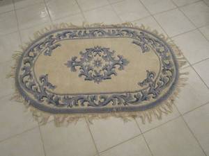 lot 12 image: OVAL SHAPED RUG 60 X 36