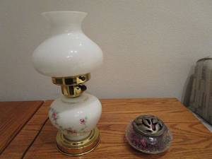 lot 186 image: HURRICANEGONE WITH THE WIND LAMP BOTH BOTTOM & TOP TURNS ON, CRYSTAL POTPOURRI JAR WITH LID