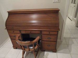 lot 3 image: VINTAGE ROLL TOP DESK WITH MATCHING CHAIR, INCREDIBLE QUALITY, DRAWERS AND ROLL TOP FUNCTION SMOOTHLY, CONTENTS NOT INCLUDED