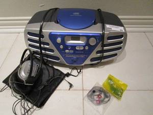 lot 20 image: MAGNAVOX MCS210 CD BOOM BOX, PORTABLE CD AND CASSETTE PLAYER 2 SETS OF EARBUDS, 1 SET OF PHILIPS NOISE CANCELING HEAD PHONES