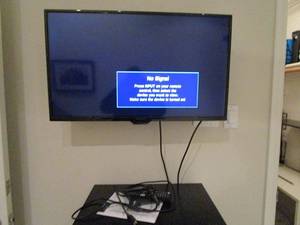 lot 18 image: 32 INSIGNIA FLAT SCREEN TV W REMOTE, WORKING