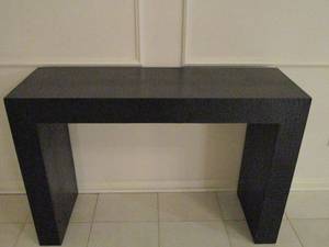 lot 34 image: ALLIGATOR TEXTURED PATTERN ACCENT TABLE