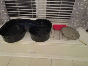 lot 46 image: 2 LARGE DRIPTOP ROASTING PANS &amp A SMALL ONE, RACKS, ROUND BAKING SHEET