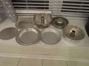 lot 49 image: LARGE LOT OF CAKE PANS&nbsp