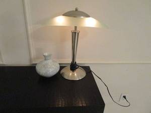 lot 47 image: FROSTED ART DECO TABLE LAMP, URN STYLE VASE