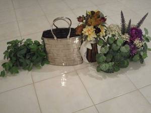 lot 56 image: FAUX FLOWERS AND PLANTS, METAL PURSE LIKE PLANTSTAND