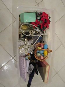 lot 36 image: LARGE TUB OF HOME DECOR FOR DIFFERENT SEASONS