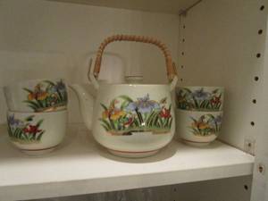 lot 61 image: JAPANESE TEA SET WITH CUPS AND TEA POT, FROM JAPAN