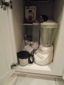 lot 76 image: VINTAGE BLENDER, DRINK DISPENSER, COFFE POT AND MORE