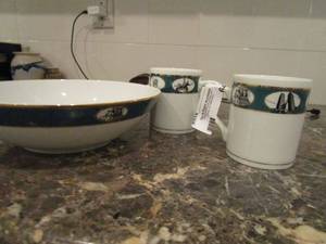 lot 64 image: 1998 FINK AND CARNEY DESIGNED BY TIFFANY &amp Co. JAPAN, LARGE BOWL AND 2 MUGS WITH DIFFERENT LANDMARKS OF NEW YORK &amp GOLD COLOR TRIM