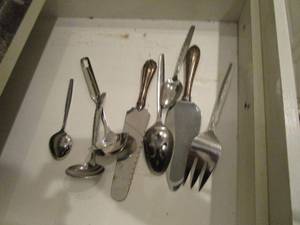 lot 71 image: INOX FLATWARE, LUXURY STAINLESS, CAKE CUTTING SET WITH PATINA ON HANDLE