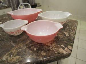 lot 83 image: SET OF 4 PYREX PINK GOOSEBERRY CINDERELLA MIXING BOWLS