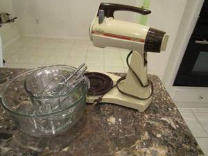 lot 86 image: VINTAGE SUNBEAM MIXMASTER W2 GLASS MIXING BOLS