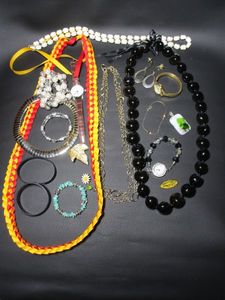lot 98 image: VARIETY OF VINTAGE FASHION JEWELRY, WATCHES, NECKLACES, BRACELETS, BROACHES, SEE PICS