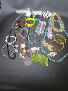 lot 101 image: VARIETY OF VINTAGE FASHION JEWELRY, WATCHES, NECKLACES, BRACELETS, BROACHES, SEE PICSLAST 3 PICS ARE OF INCOMPLETE OR BROKEN PIECES
