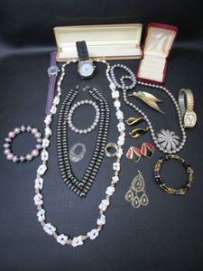 lot 104 image: VARIETY OF VINTAGE FASHION JEWELRY, WATCHES, NECKLACES, BRACELETS, BROACHES, JEWELRY CASES SEE PICS