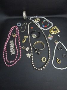 lot 107 image: VARIETY OF VINTAGE FASHION JEWELRY, WATCHES, NECKLACES, BRACELETS, BROACHES,RINGS, SEE PICS
