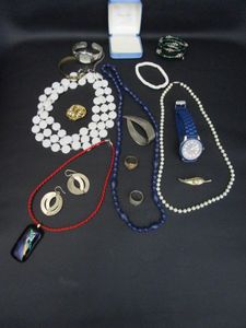 lot 110 image: VARIETY OF VINTAGE FASHION JEWELRY, WATCHES, NECKLACES, BRACELETS, BROACHES, RINGS, SEE PICS