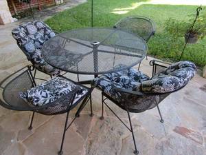 lot 116 image: METAL OUTDOOR TABLE &amp 4 MATCHING CHAIRS W ARCHED BACKRESTS
